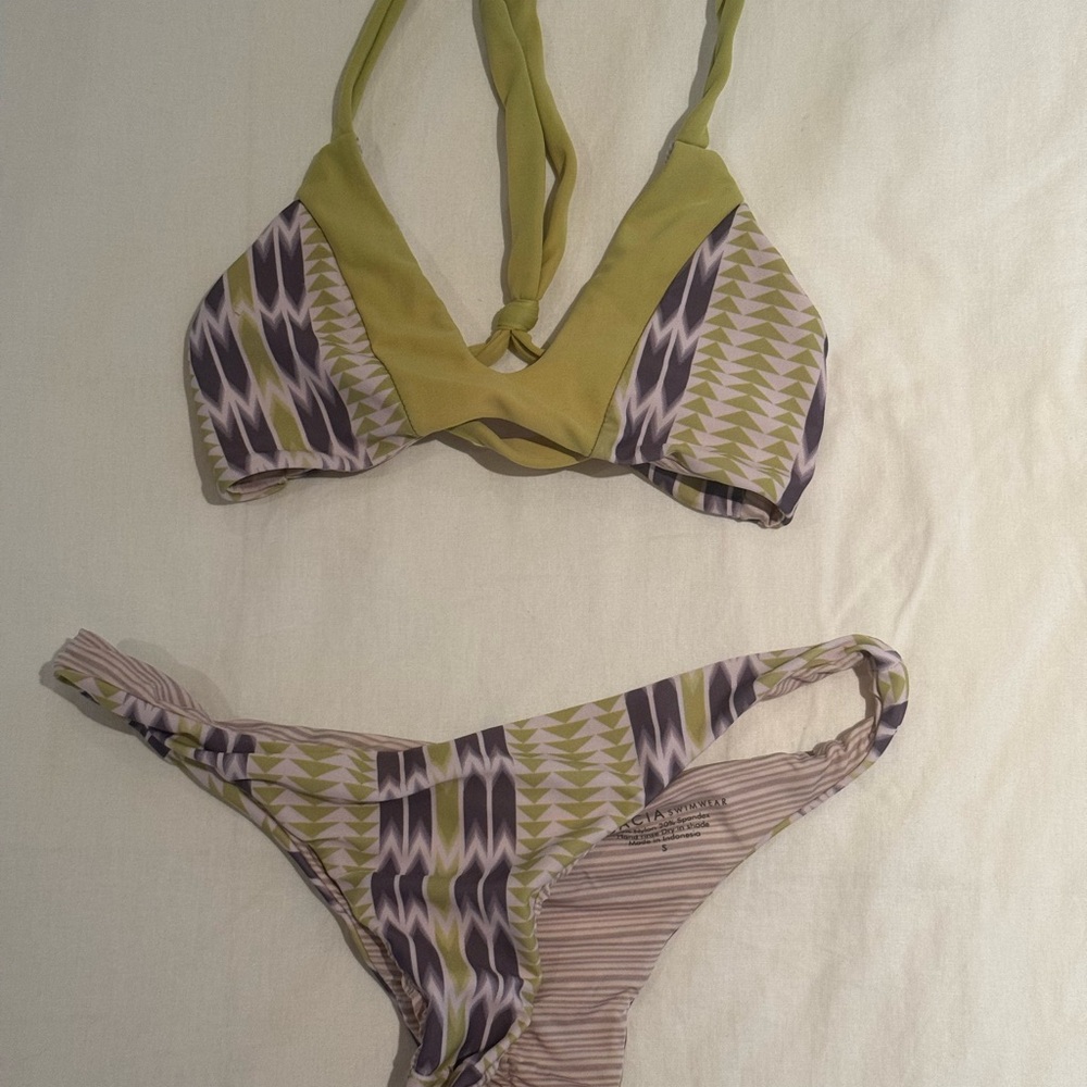 ACACIA Top and Bottom - good condition, elastic stretch